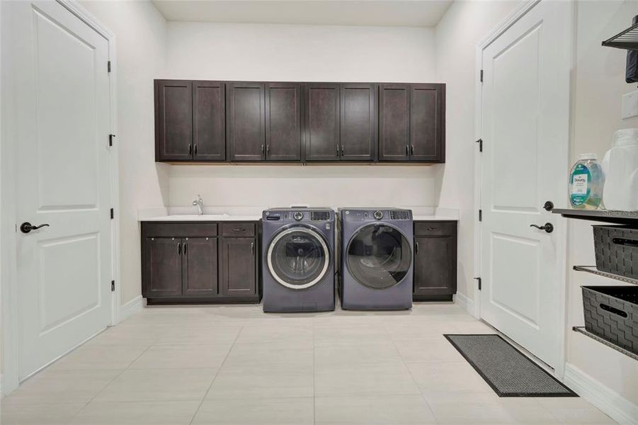 Furnished interior view inside a new home in , Orlando (Image 61).