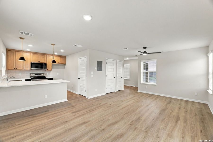 Spacious, unfurnished interior of a new home in , San Antonio (Image 34).