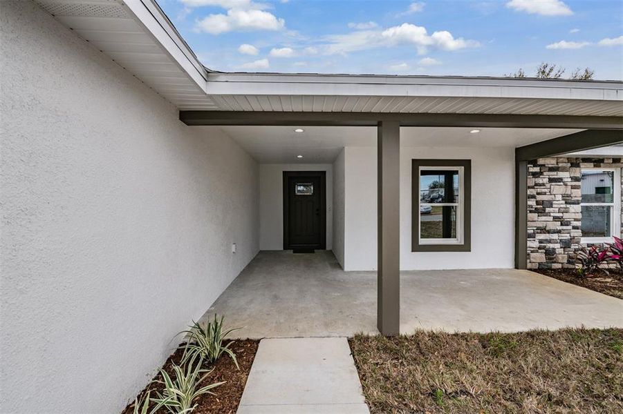 Exterior details and patio area of a home in , Dade City (Image 23).