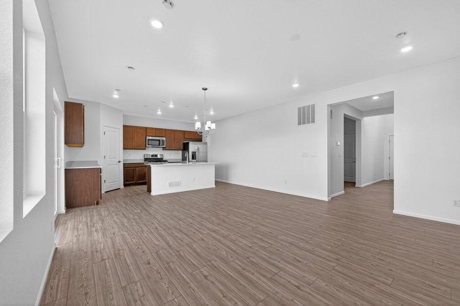 Spacious, unfurnished interior of a new home in Lake Bluff, Greeley (Image 11).