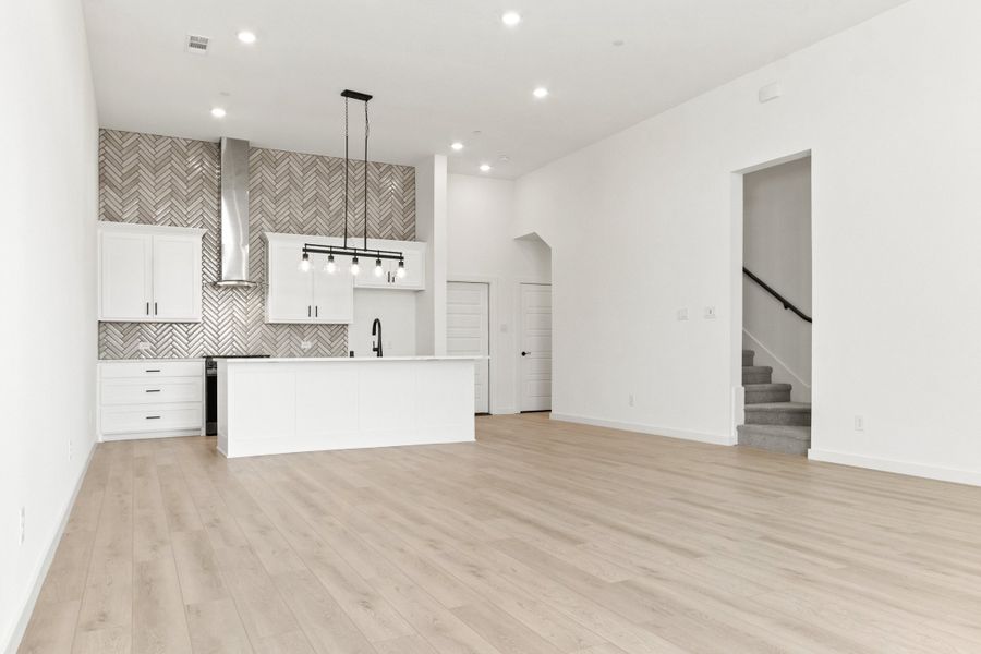 Spacious, unfurnished interior of a new home in Cottonwood Creek, Rowlett (Image 9).