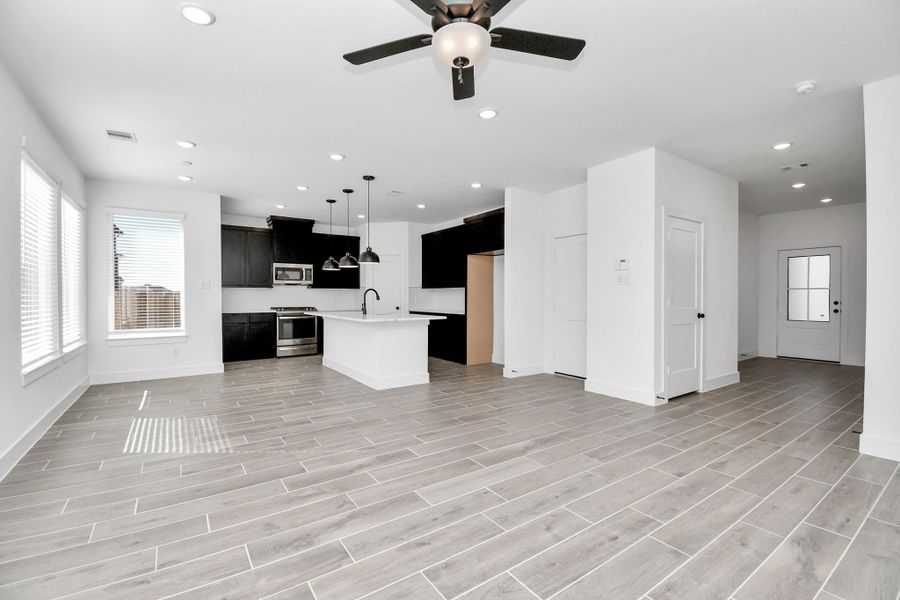 Spacious, unfurnished interior of a new home in Meridiana, Rosharon (Image 20).