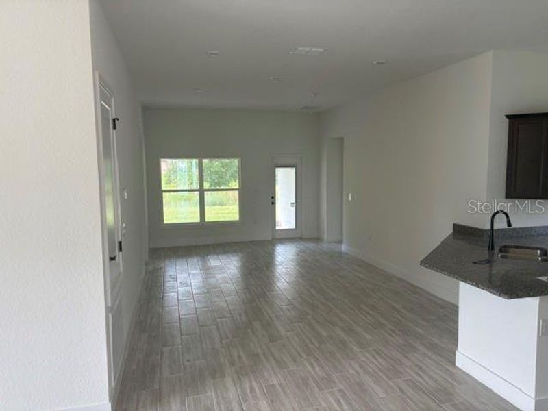 Spacious, unfurnished interior of a new home in Juliette Falls, Dunnellon (Image 6).