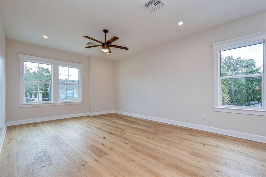 Spacious, unfurnished interior of a new home in , Tampa (Image 34).