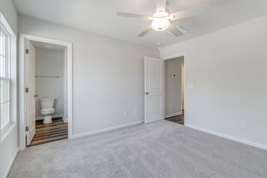 Spacious, unfurnished interior of a new home in Astoria, Columbia (Image 23).