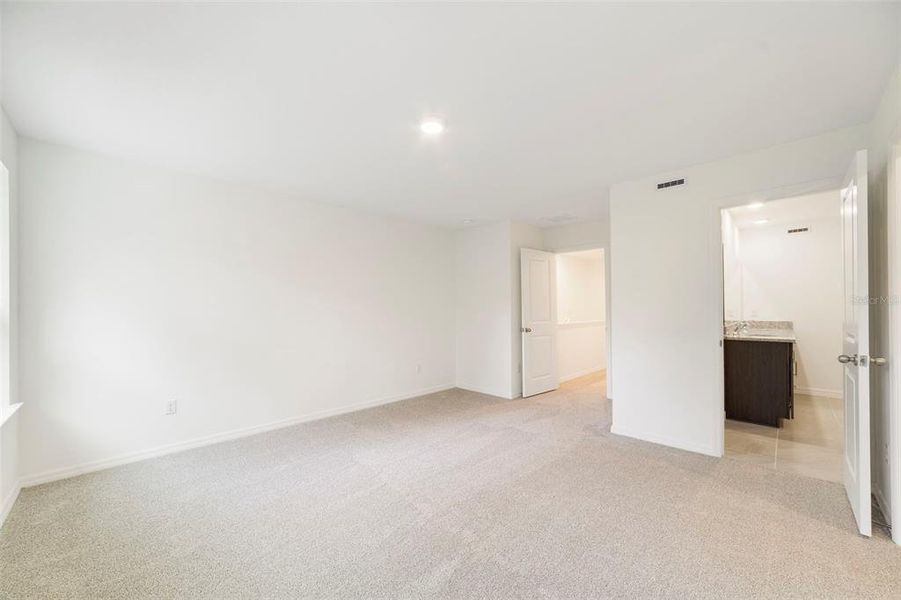 Spacious, unfurnished interior of a new home in Towns at Greenleaf, Oviedo (Image 21).