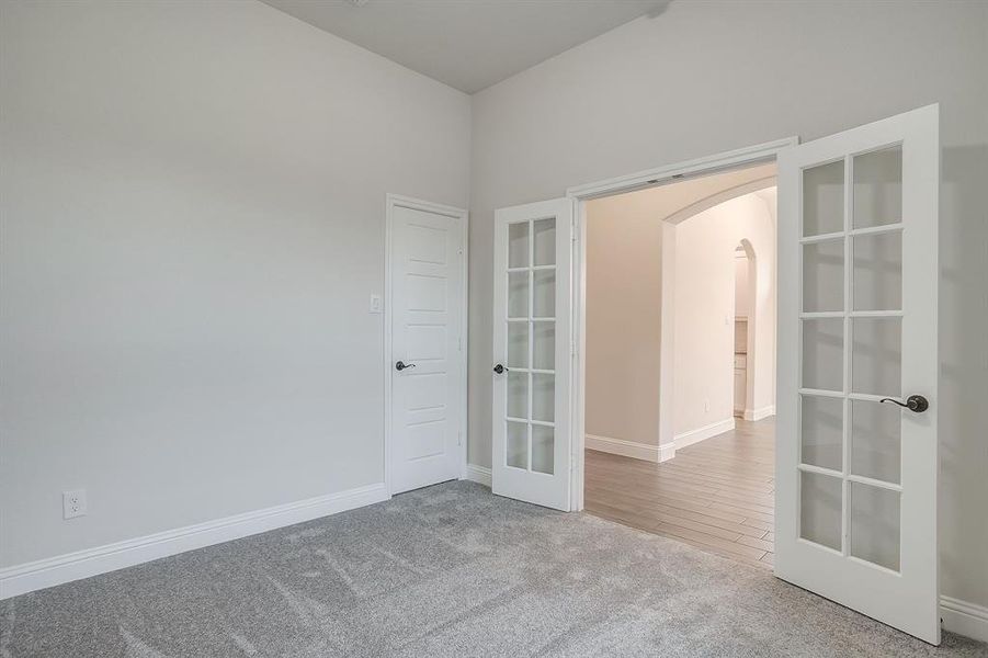 Spacious, unfurnished interior of a new home in Oak Hills, Burleson (Image 33).