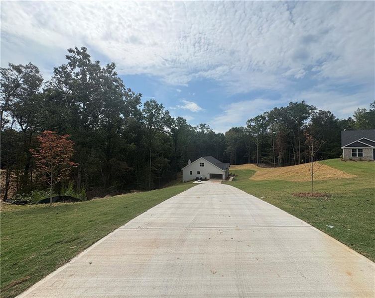 Exterior details and patio area of a home in Tuscany Hills, Douglasville (Image 29).