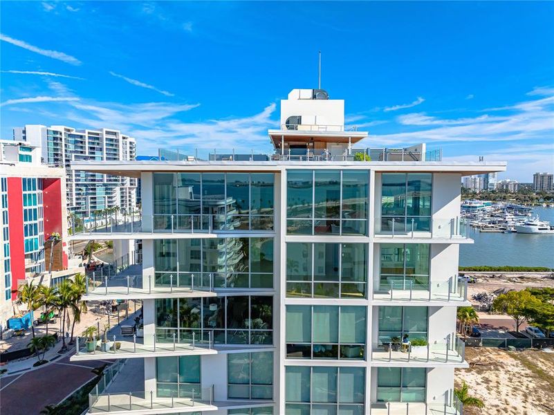 Condo located in Sarasota, FL showcasing its design and architecture (Image 2).