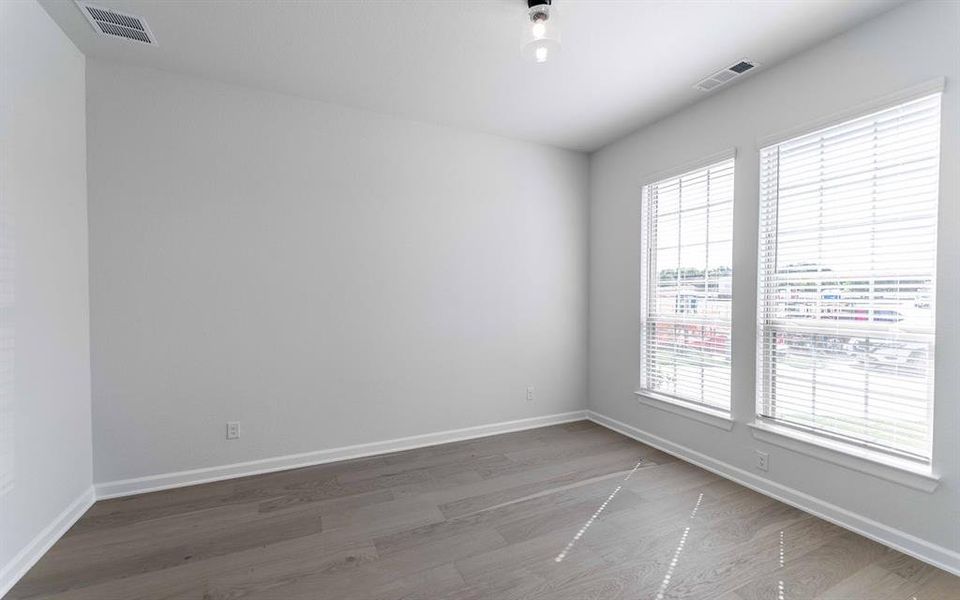 Spacious, unfurnished interior of a new home in Heath Golf & Yacht Club, Heath (Image 15).