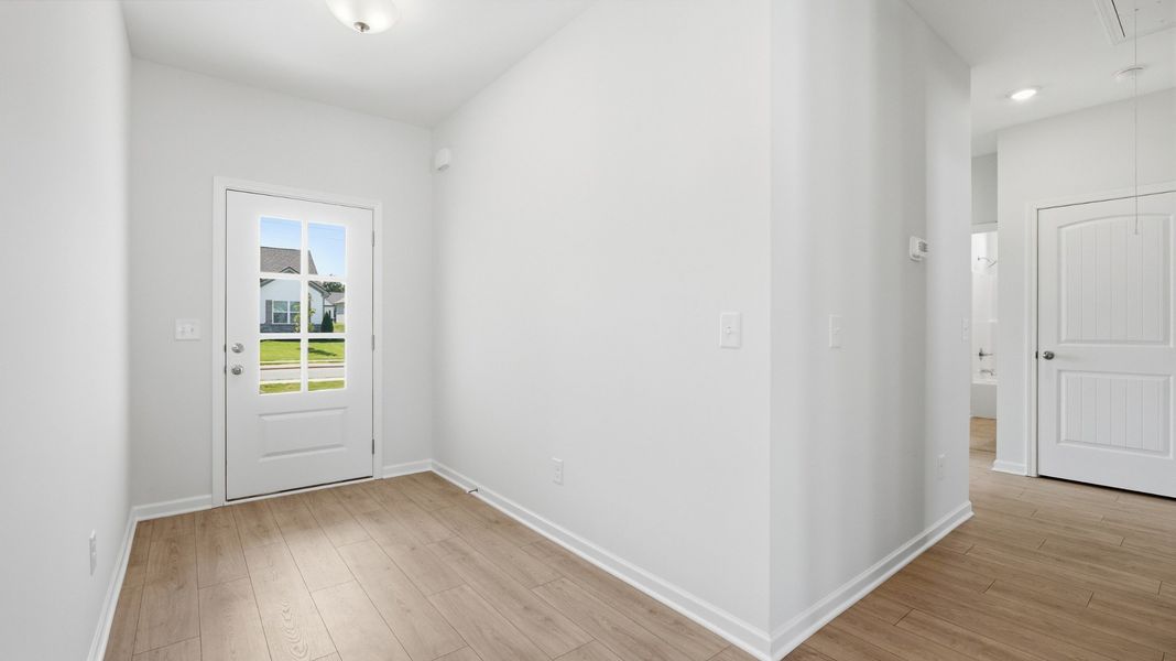 Spacious, unfurnished interior of a new home in Wheatfield, Shelbyville (Image 15).