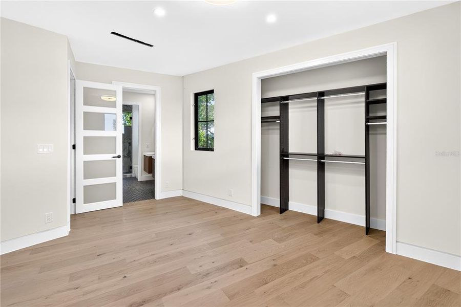 Spacious, unfurnished interior of a new home in , Sarasota (Image 26).