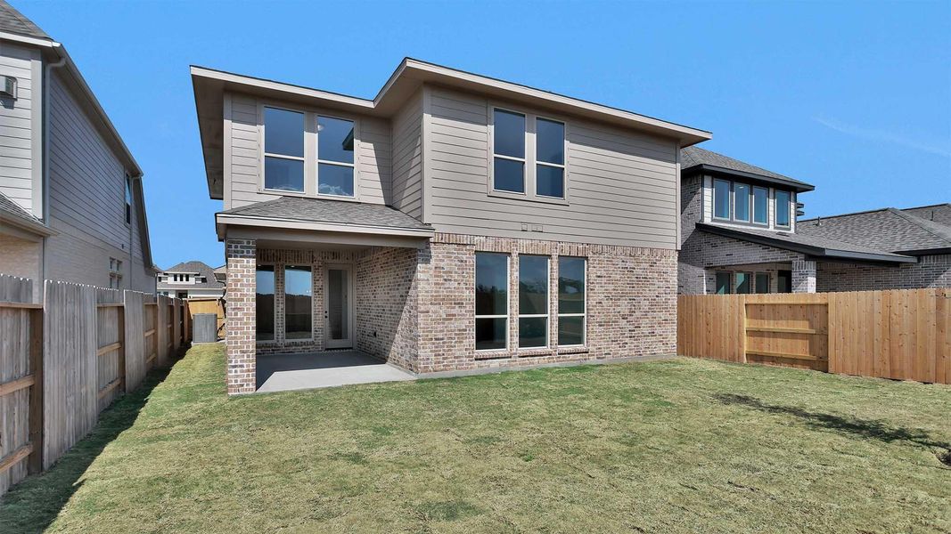 Exterior details and patio area of a home in Valencia, Manvel (Image 4).