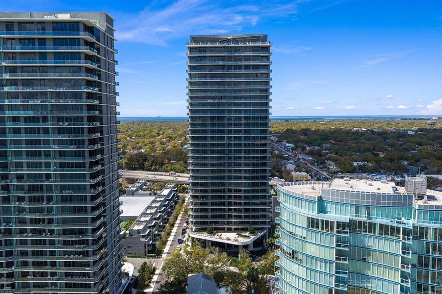 Condo located in Tampa, FL showcasing its design and architecture (Image 52).