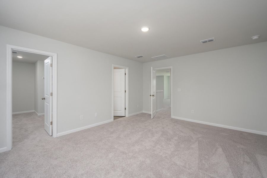 Spacious, unfurnished interior of a new home in Bradford Pointe, Summerville (Image 18).