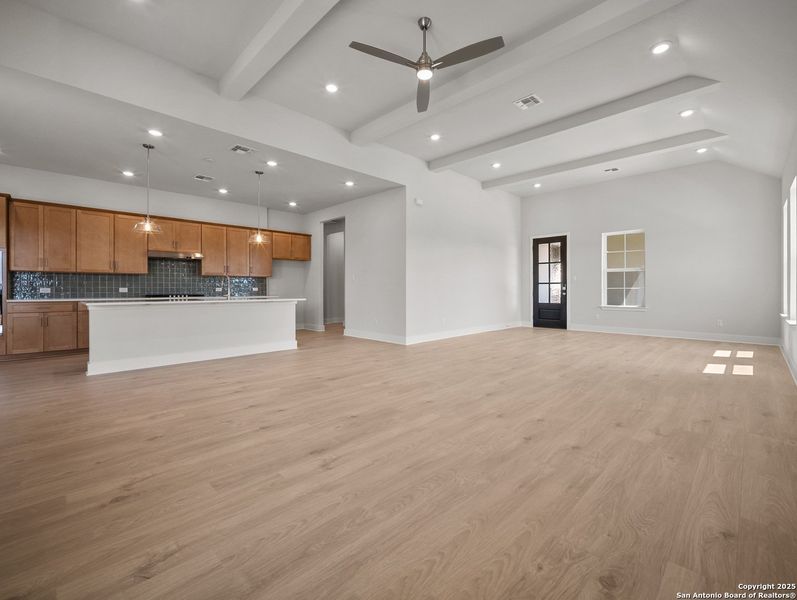 Spacious, unfurnished interior of a new home in Cibolo Crossing, Universal City (Image 10).