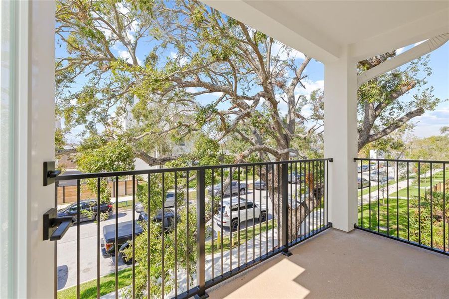 Exterior details and patio area of a home in Alante, St. Petersburg (Image 25).