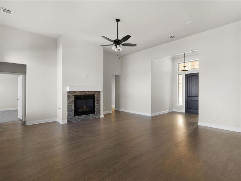Spacious, unfurnished interior of a new home in , Waxahachie (Image 10).