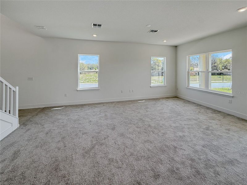 Spacious, unfurnished interior of a new home in Arbor Park, Leesburg (Image 10).