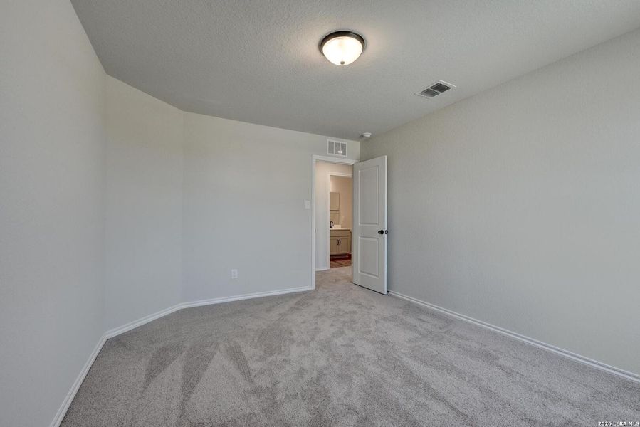 Spacious, unfurnished interior of a new home in Hennersby Hollow, San Antonio (Image 15).
