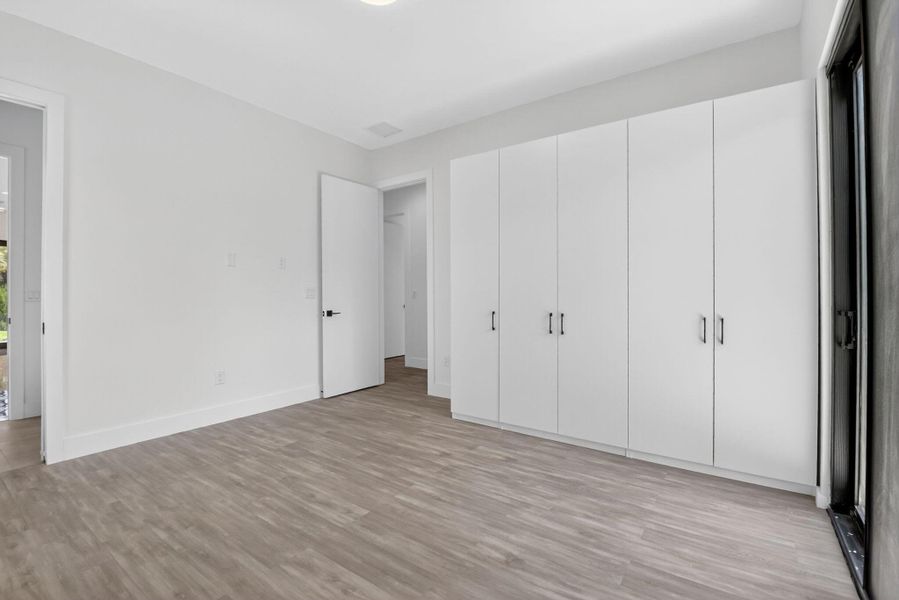 Spacious, unfurnished interior of a new home in , Palm Springs (Image 37).