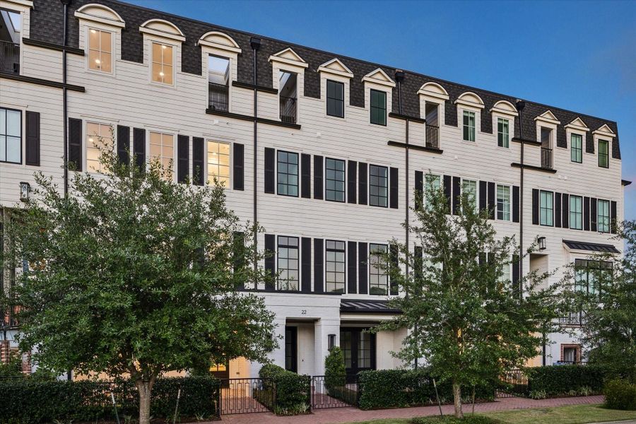 Don't miss this great opportunity to get into Southside Place at a great value!