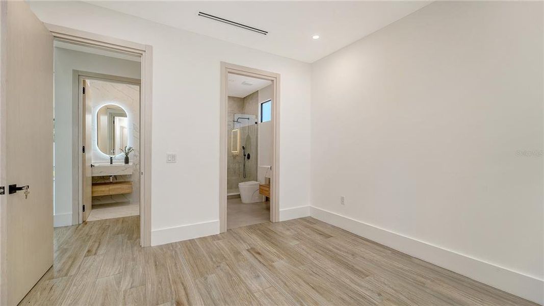 Spacious, unfurnished interior of a new home in , Sarasota (Image 49).