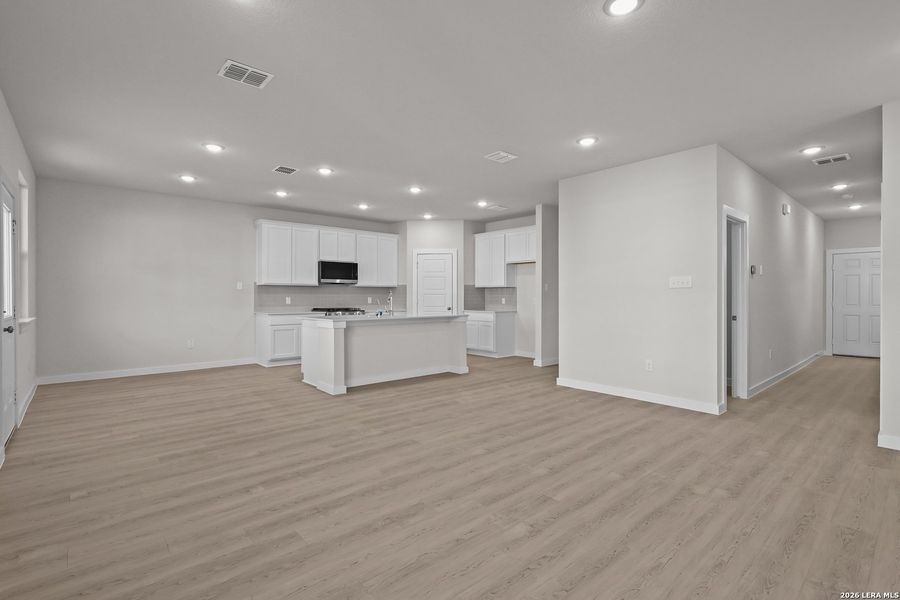 Spacious, unfurnished interior of a new home in Senna, Leon Valley (Image 11).