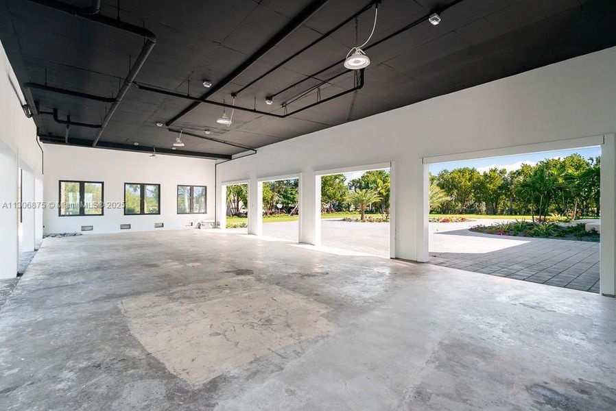 8-Car Garage Bays 8-Car Garage Bays