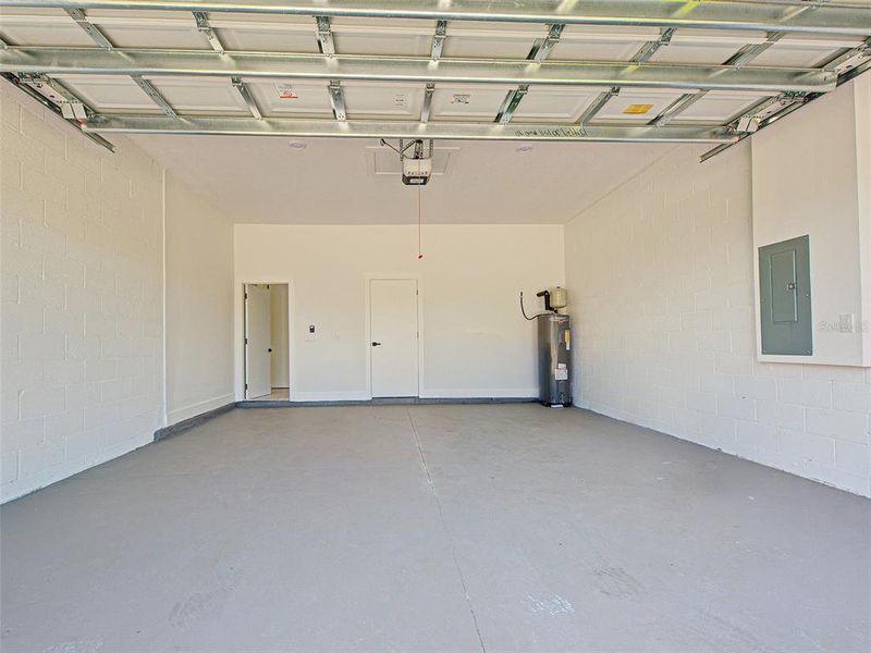 Spacious, unfurnished interior of a new home in , Rotonda West (Image 39).