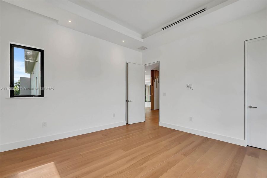 Spacious, unfurnished interior of a new home in , Pinecrest (Image 21).