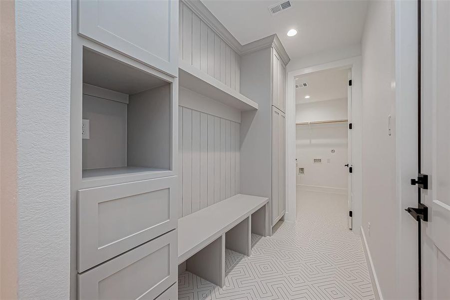 mud space with access to the laundry room