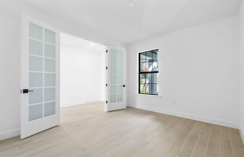 Spacious, unfurnished interior of a new home in Del Webb Naples, Ave Maria (Image 11).