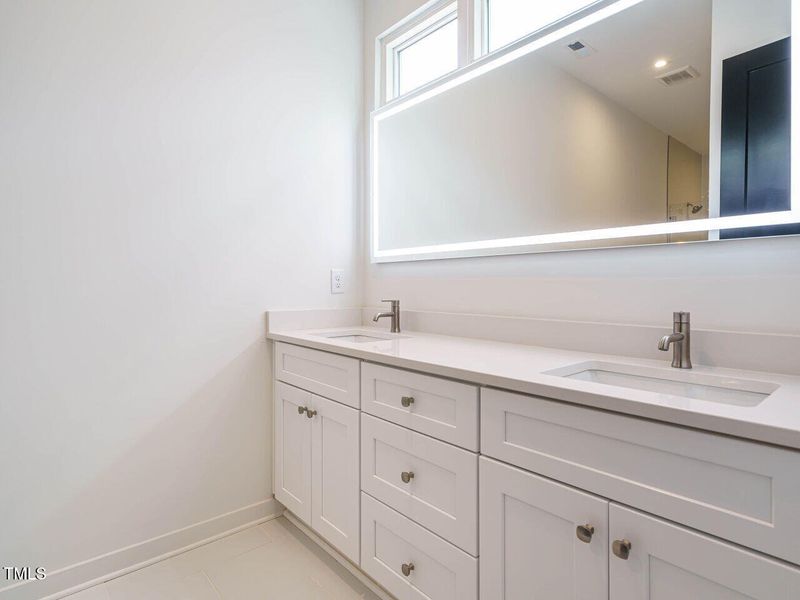 024-1280x960-bathroom