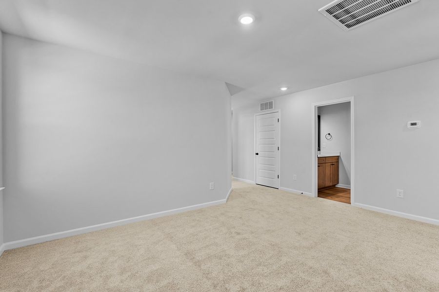 Spacious, unfurnished interior of a new home in Fieldstone, Lexington (Image 36).