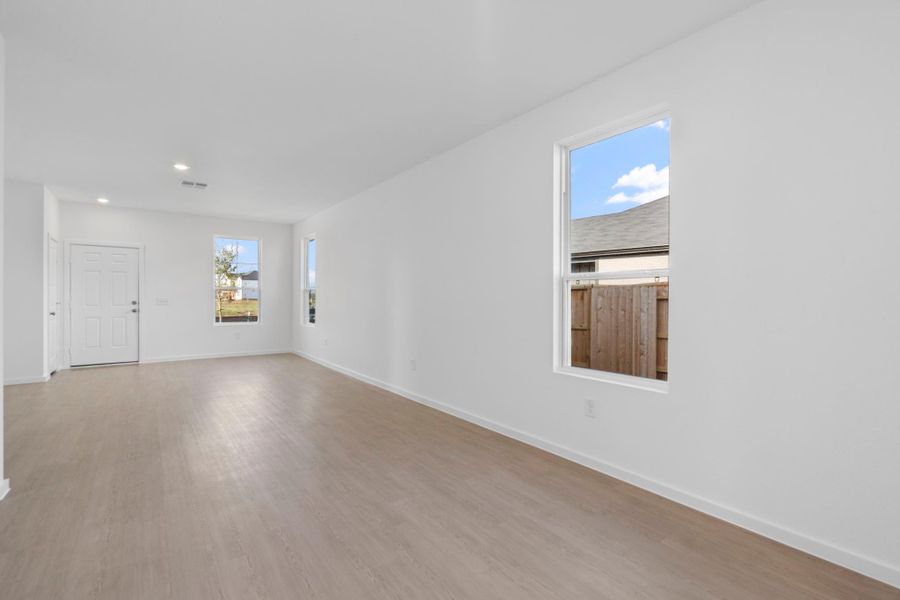 Spacious, unfurnished interior of a new home in Windcress, Baytown (Image 9).