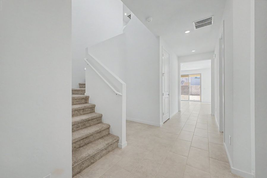 Spacious, unfurnished interior of a new home in Frontera, Surprise (Image 7).