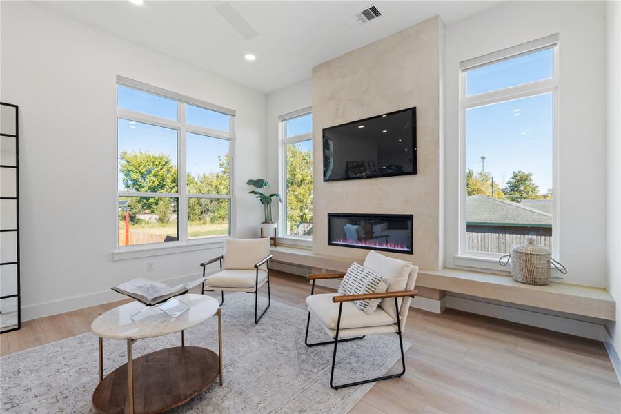Oversized window openings invite daylight deep into the interior, reinforcing the home’s emphasis on openness, orientation, and a seamless connection between interior volume and exterior surroundings.