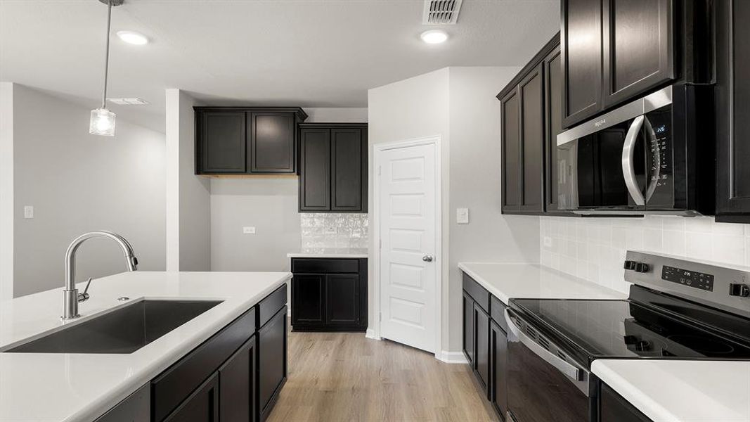 06. 1720 Edgeway - Kitchen (4)