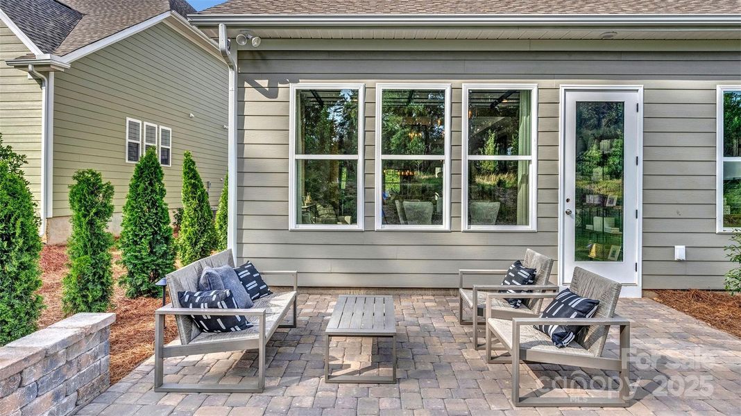 Model photo used for reference