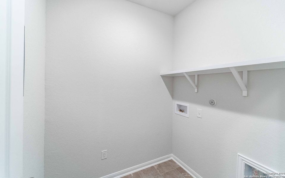 Spacious, unfurnished interior of a new home in Hennersby Hollow, San Antonio (Image 13).