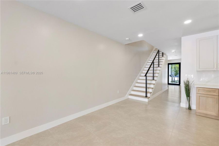 Spacious, unfurnished interior of a new home in , Fort Lauderdale (Image 24).