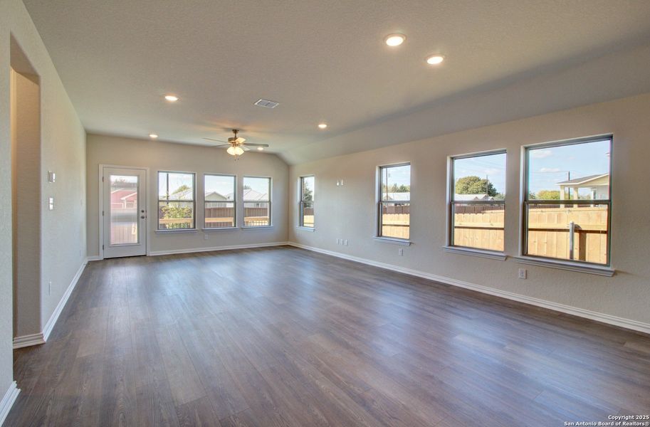Spacious, unfurnished interior of a new home in Sunflower Ridge, New Braunfels (Image 16).