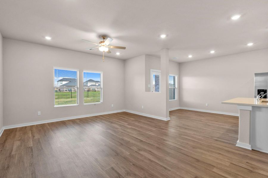 Spacious, unfurnished interior of a new home in Laurel Landing 40', Alvin (Image 18).