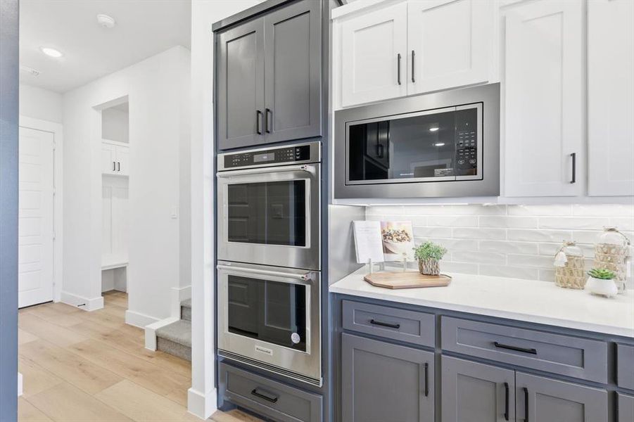 Stainless Steel appliances, Gas cooktop, double oven