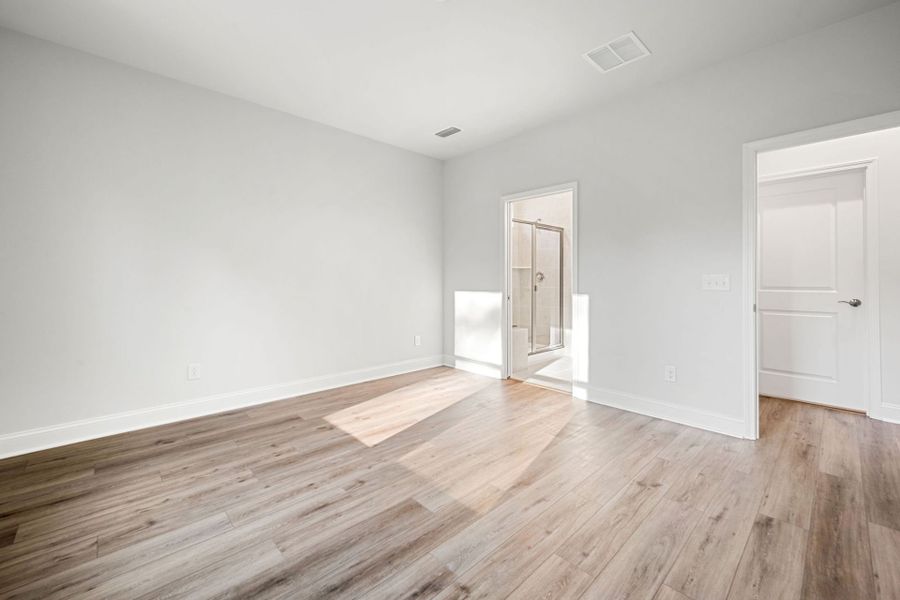 Spacious, unfurnished interior of a new home in Sun City Hilton Head, Bluffton (Image 24).