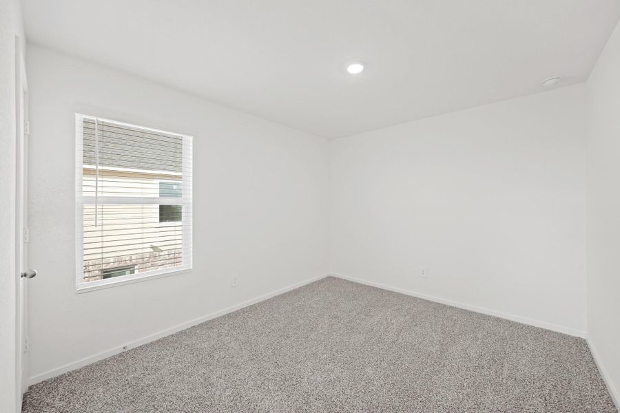 Spacious, unfurnished interior of a new home in Sunterra Lakes, Katy (Image 10).