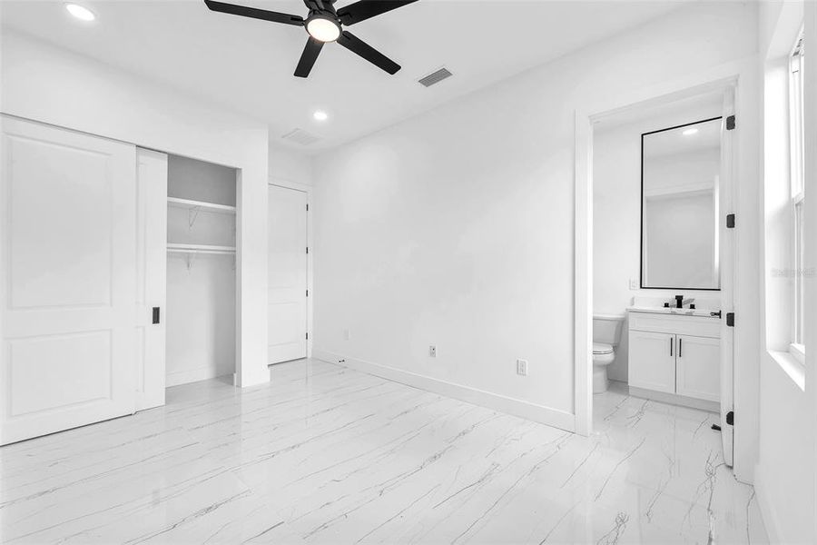 Spacious, unfurnished interior of a new home in , Thonotosassa (Image 40).