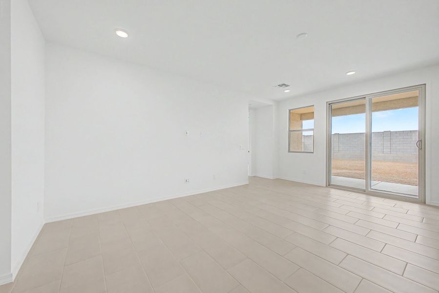 Spacious, unfurnished interior of a new home in Bella Vista Farms, San Tan Valley (Image 8).