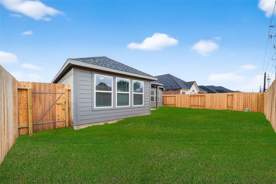 Exterior details and patio area of a home in Rollingbrook Estates, Baytown (Image 4).